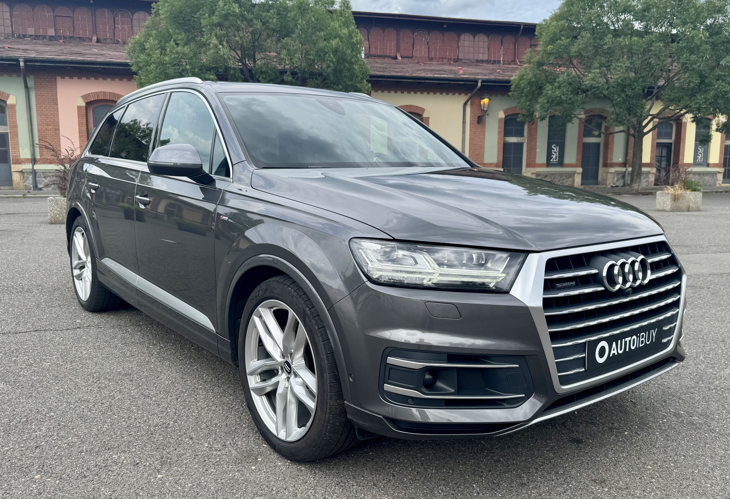 České ojeté Audi Q7 3.0 TDI S-line v top stavu – šedá metalíza, černý interiér Alcantara, vzduchový podvozek, panoramatická střecha, adaptivní tempomat a sportovní výbava. Výborná cena, ihned k odběru.